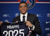 Kylian Mbappe, en una foto de archivo de su renovación con el París Saint Germain.