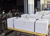 Fotografía de las cajas que contienen los cuerpos de los migrantes hondureños fallecidos dentro de un contenedor en Estados Unidos, hoy, en el Aeropuerto Internacional Ramón Villeda Morales, en San Pedro Sula (Honduras).