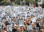 Personas participan durante un acto conmemorativo por el aniversario del atentado contra la mutua judía AMIA, en una fotografía de archivo.