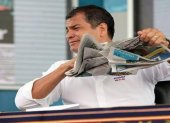 Expresidente. Rafael Correa gustaba de romper un periódico en las sabatinas porque no le gustaba un titular.