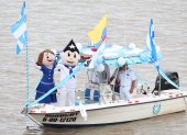 Juan y Juanita Pueblo, a bordo de una embarcación, abrieron el desfile.