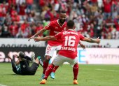 Jordan Sierra, volante ecuatoriano del Toluca, celebra su gol ante el Santos Laguna.