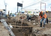 Trabajos. Las cuadrillas de obreros excavan para retirar la antigua tubería de asbesto y cambiarla por una de PVC.