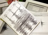 Vista de varios gráficos que muestran la señal originada por un sismo, en una fotografía de archivo.