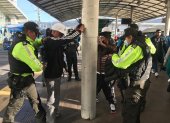 Requisas. Los uniformados revisan a personas con actitud sospechosa que circulan en los andenes del corredor.