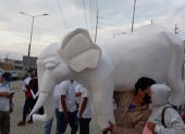 Con un monigote de elefante blanco, los habitantes protestaron en la avenida principal del cantón.