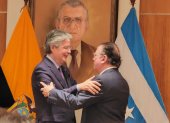 Luego de la condecoración, el presidente Lasso felicita al director de Diario EXPRESO.
