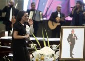 Daniela Alzate Gómez nieta del fallecido cantante colombiano Darío Gómez "El rey del despecho", camina frente al féretro de su abuelo durante un homenaje hoy en el coliseo Yesid Santos en Medellín (Colombia).