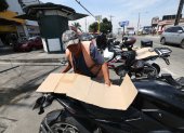Motos. En días con sol, Freddy Mazón recurre a cartones para colocar sobre los asientos de las motos que cuida. Así se gana más ‘voluntad’ de quienes confían en su labor.