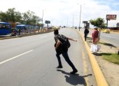 Vive o muere. Los peatones libran una carrera para cruzar avenidas de gran flujo vehicular