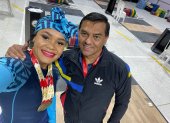 Neisi Dajomes luce las tres medallas que conquistó en el Panamericano. Tuvo el apoyo del entrenador Walter Llerena.