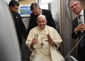 El pontífice a bordo del avión papal.