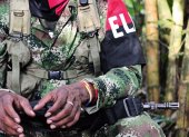 Miembro de la guerrilla del Ejército de Liberación Nacional (ELN) sujetando un arma