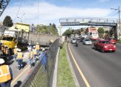 Destrucción. A la altura de la Loma de Puengasí un automotor pesado se llevó el paso peatonal al no calcular su paso por la altura de la estructura.