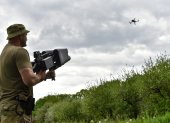 Imagen de archivo de un soldado con un arma antidrones en Ucrania