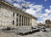 Personas trabajan en el montaje de las tarimas para la ceremonia de investidura presidencial de Gustavo Petro