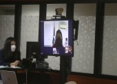 Diligencia. La exasambleísta Karina Arteaga se conectó al juzgamiento desde la Corte de Justicia de Manabí.