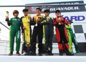 Nicolás Peribonio (c) junto al resto de competidores que subieron al podio de la categoría Mini en el inicio del Provincial de Karting, el sábado 30 de julio.