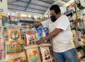 Mercado.- Una persona mira el precio del arroz.