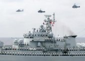 Un navío de la Armada china participa en unas maniobras militares.