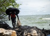 Un hombre se gana la vida entre restos petroleros sobre la costa oriental del Lago de Maracaibo.EFE- HENRY CHIRINOS