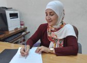 La socióloga jordana Amal Awawda, del Centro de Estudios de la Mujer, en su despacho durante una entrevista con la Agencia EFE sobre los crímenes de honor en Jordania, en Amán. EFE/Hayat al Dbeas