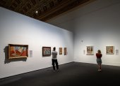Exposición. Dos visitantes recorren la muestra del pintor francés.