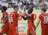 Sadio Mané (d) celebra su primer gol oficial con el Bayern Munich en la goleada 1-6.