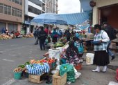 Ambato. Una creciente informalidad rodea los mercados de la ciudad, sin que las autoridades hayan podido ordenarla.
