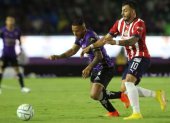 Jefferson Intriago (d), volante del Mazatlán, en el duelo ante Chivas.
