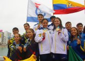Los deportistas nacionales Josselyn Bermeo, Victoria Abad, Babbit Colin y Tommy Guevara festejaron tras haber obtenido el primer lugar para el país en la prueba de relevos.