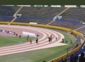 Los hinchas del Deportivo Quito invadieron la cancha del estadio Atahualpa.