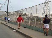 Carencia. Ante la falta de una pista, deportistas y aficionados al deporte se lanzan a la calle a trotar.