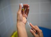 Imagen de archivo de un trabajador de la salud que prepara una dosis de la vacuna Imvanex utilizada para proteger contra la viruela del mono.