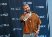 El cantante colombiano presenta su marca propia de mezcal durante una rueda de prensa hoy, en Manhattan, Nueva York (Estados Unidos).