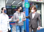El presidente del Directorio del IESS, Alfredo Ortega, acompañó a un paciente a retirar sus medicamentos en una farmacia privada a través del plan de externalización impulsado por el Gobierno de Lasso.
