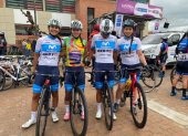 Vivar (segunda desde la izquierda) continúa con el maillot de mejor extranjera entre 138 ciclistas.