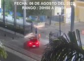 El vídeo municipal muestra el ingreso de tres autos de color rojo, en un rango de tiempo durante la noche del sábado.