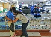 Tienda.- Madre de familia compra ropa para su hija.