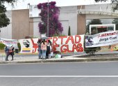 Plantón. Los simpatizantes del exvicepresidente Jorge Glas hicieron guardia en los exteriores de la cárcel 4.