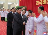 Pionyang declara la "victoria" sobre la covid-19, que Kim Jong-un habría pasado con "fiebres altas"