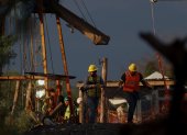 Rescatistas trabajan en la zona en donde se encuentran los diez mineros atrapados en el municipio de Sabinas, en Coahuila (México).