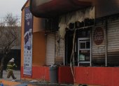 Bomberos trabajan en una tienda que fue incendiada por personas armadas hoy en Ciudad Juárez, estado de Chihuahua (México). EFE/Luis Torres