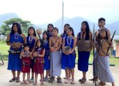 Fotografía cedida hoy por Trotsky Riera-Vite que muestra a habitantes indígenas del Centro Shuar Kiim, en la provincia de Zamora Chinchipe (Ecuador).