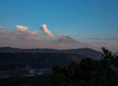Vista del volcán Sangay con una constante emisión de ceniza desde el Parque Nacional Sangay, en una fotografía de archivo.