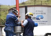 Producción.- Trabajadores laboran en la extracción de petróleo en Ecuador.