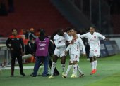 Alexander Alvarado celebra con sus compañeros el único gol del partido.