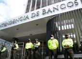 Resguardo. La cede de la Superintendencia de Bancos, en Quito, fue resguardada por personal policial.
