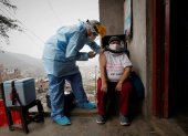 Un enfermero de la posta médica del Cerro El Agustino coloca a un residente una vacuna en Lima (Perú).Imagen de archivo. EFE/Paolo Aguilar