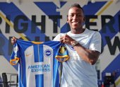Pervis Estupiñán muestra la camiseta del Brighton.